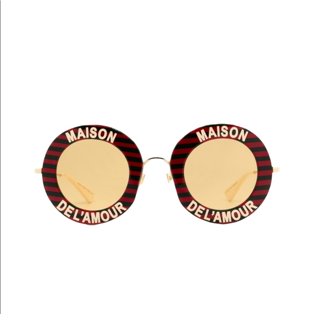 🕶Add a glam element to your wardrobe with these boldly striped round sunglasses